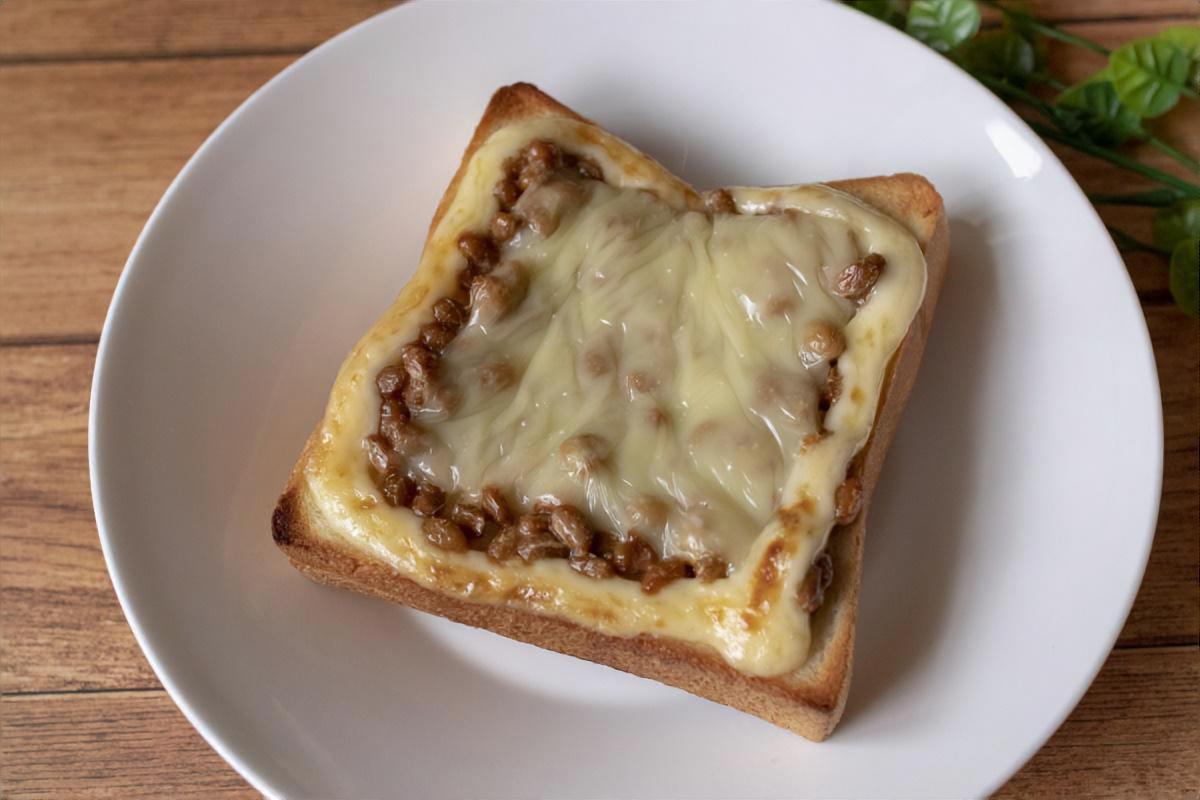 納豆とアボカドのチーズトースト