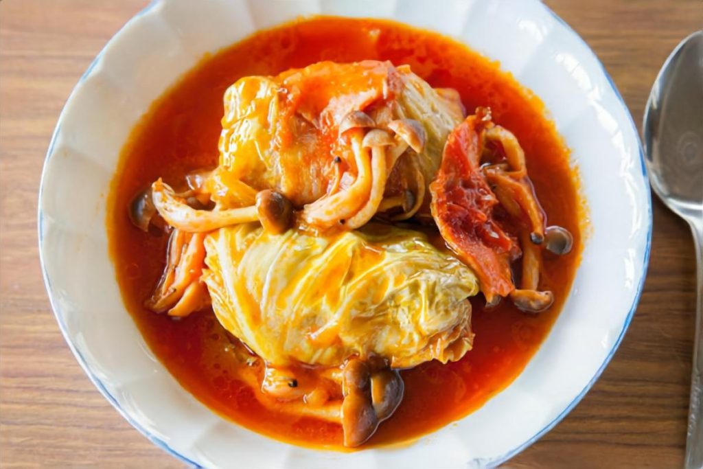 豚薄切り肉のロール白菜トマトスープ
