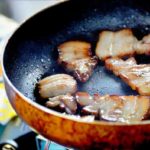 【おかずのクッキング】豚バラのにんにく塩炒めの作り方を紹介!土井善晴さんのレシピ