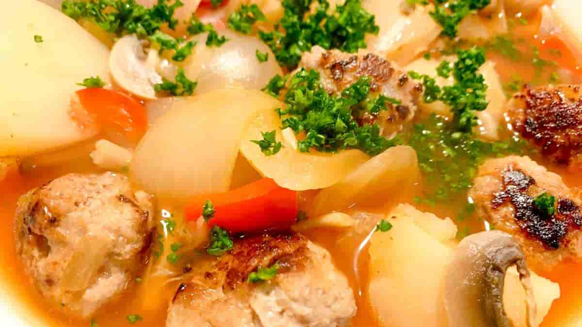 鶏手羽元とサイコロ野菜のスープ