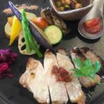 【まる得マガジン】豚肉と夏野菜のフライパングリルの作り方を紹介!久保桂奈さんのレシピ