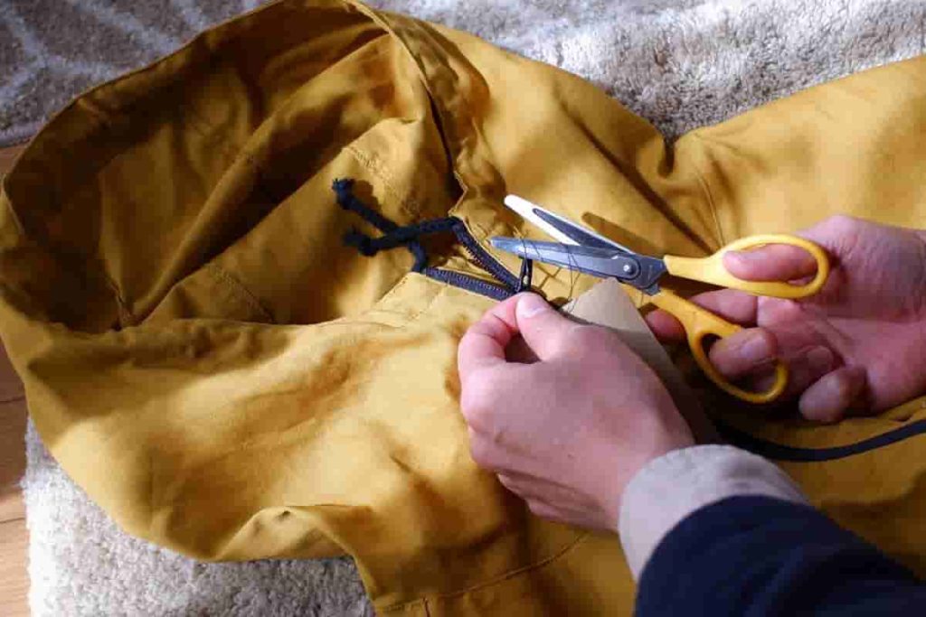 タグの紐をハサミを使わず簡単に切れる