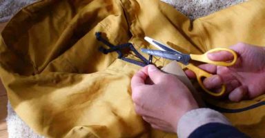 タグの紐をハサミを使わず簡単に切れる