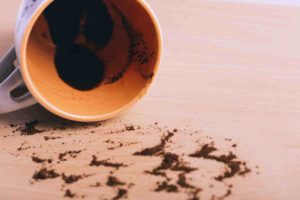 コップにこびり付いたコーヒーやお茶の汚れをキレイに取る